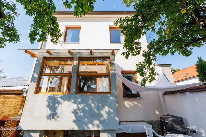 4+1 house with garden near Prague - Image 1