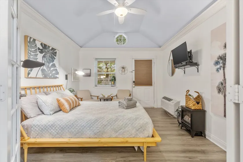 Blue Heron Cottage Downtown - Pet Friendly - Image 1