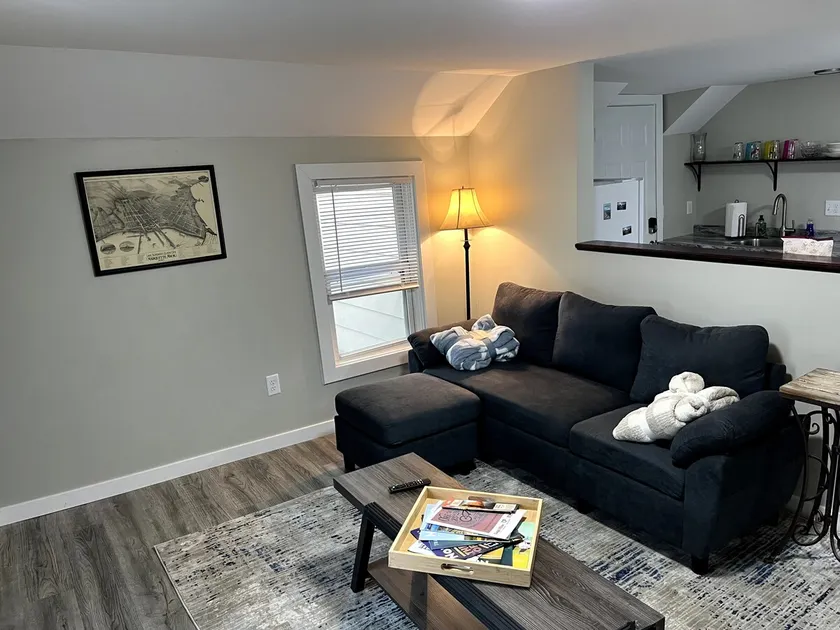 Superb Spot- 906 Upper Flat, Updated & Downtown - Image 1