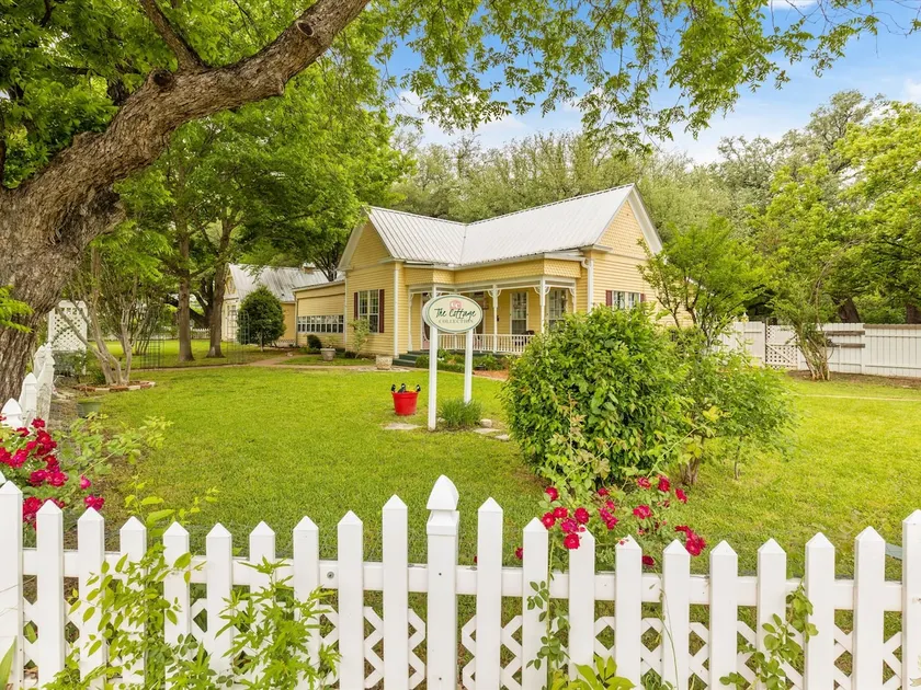 Historic 1906 Pomegranate House Downtown Granbury - Image 1