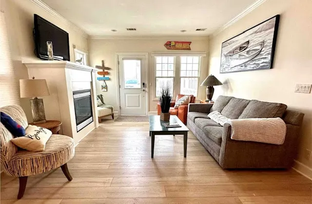 Cozy, convenient poolside by canal and beach .9 mi - Image 1