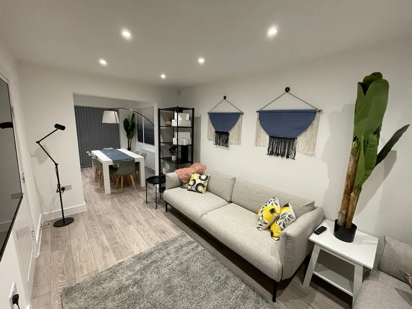 New 4 bedrm house! Parking. 10min to City / Etihad - Image 1
