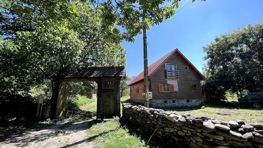 Rustic and Cozy Chalet Ideal for Relaxation - Image 1