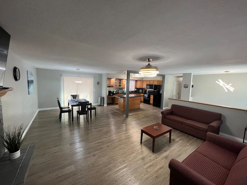 Spacious Home with Mountain View - Image 1