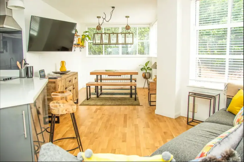 2 Double bed Apt Central Bath c/w 2 Parking Spaces - Image 1