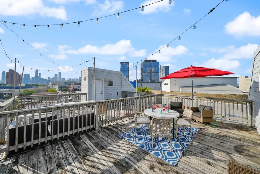 Urban Oasis: 3BR Skyline view, Lincoln Park - Image 1