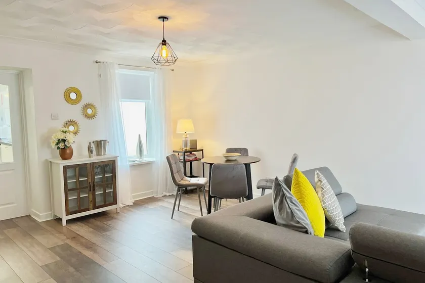 Coastal Charm/City Gem, Swansea/Sleeps 5 - Image 1