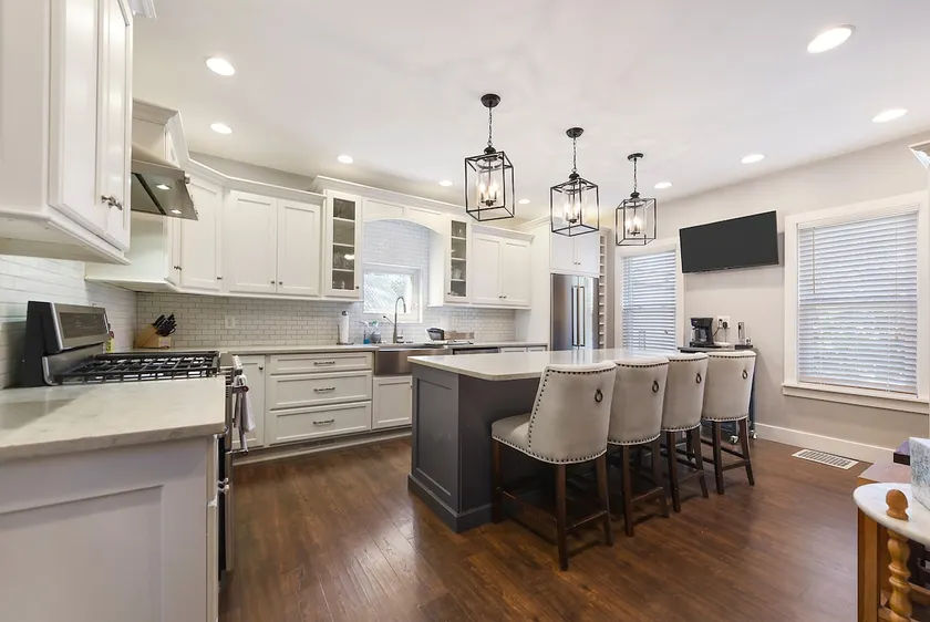 Scenic Haven: Downtown 3BR/2BA w/Parking + Patio - Image 1