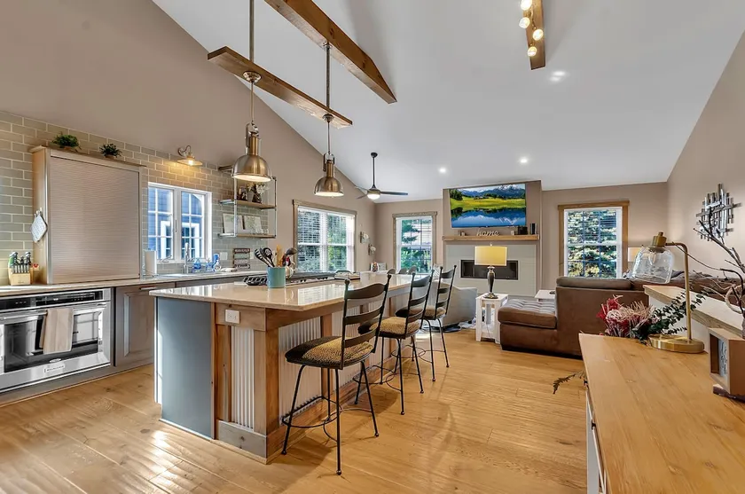 Luxurious 3-Bedroom Townhouse Walk to Village - Image 1