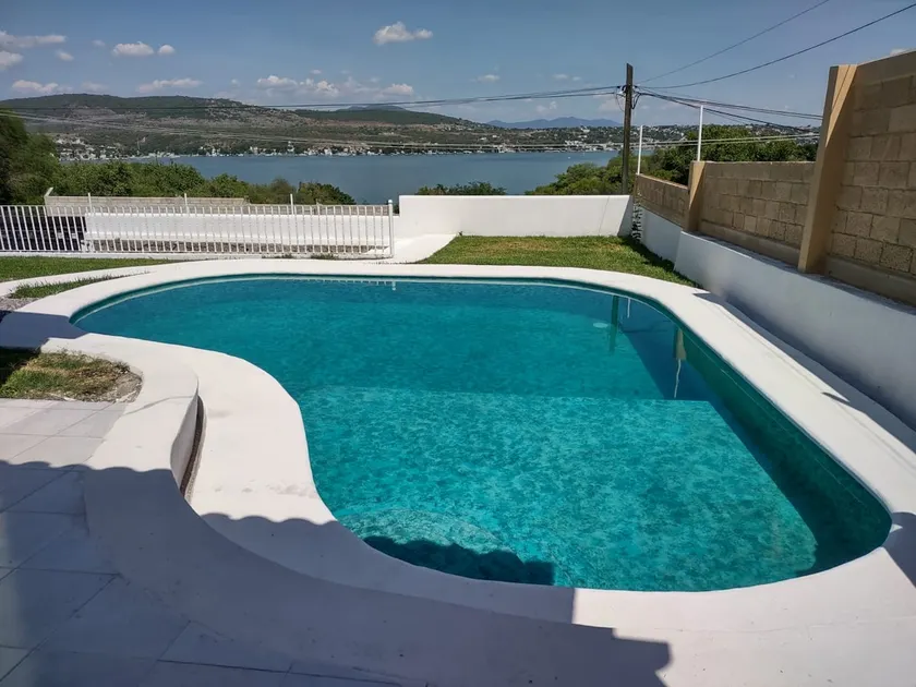 Charming house with a lake view - Image 1