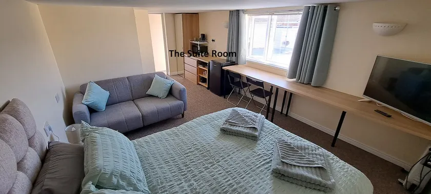 The Suite @ Brook Garden Lodge. Barry. - Image 1