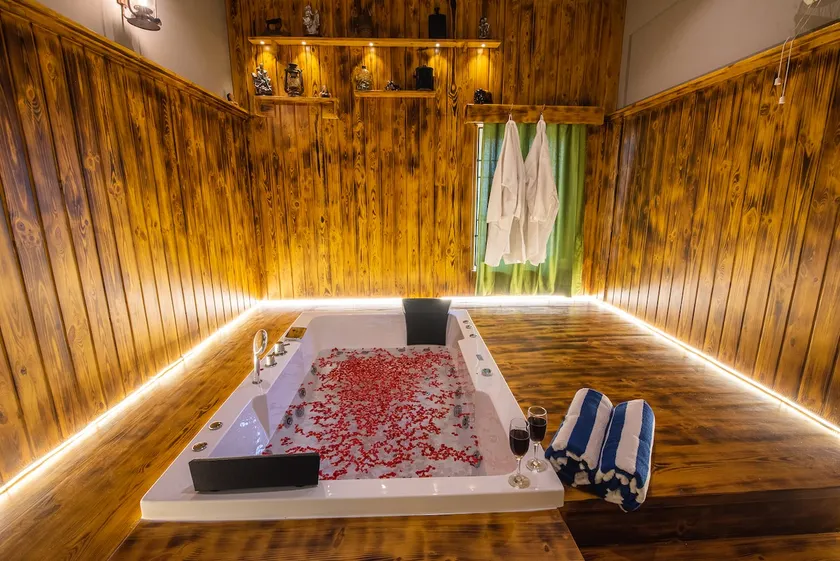 Couple Suites W/T jacuzzi near Auro Beach - Image 1