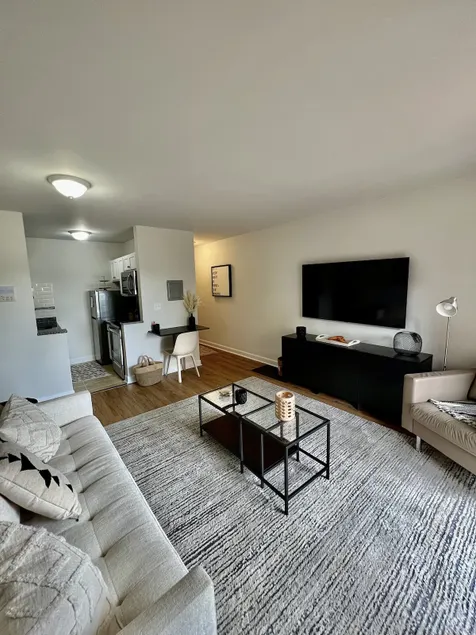Exquisitely furnished 1br apartment awaits 110 - Image 1
