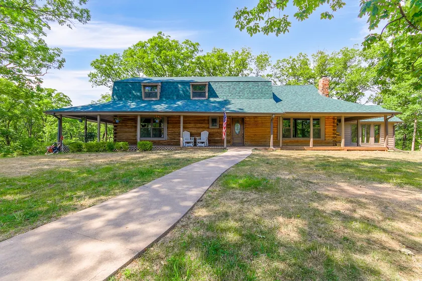Country Retreat in Modern Lodge - Image 1