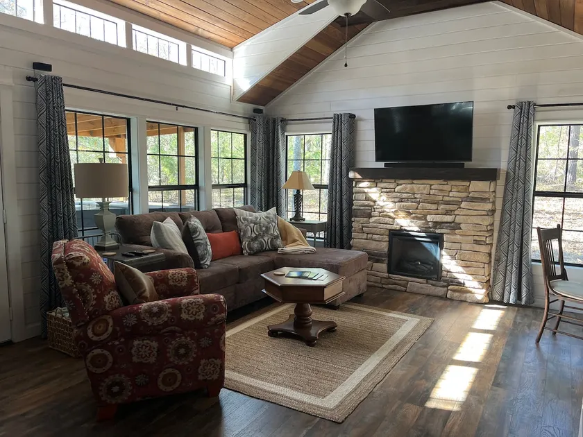 Peaceful Cabin in the Woods for Two - Image 1