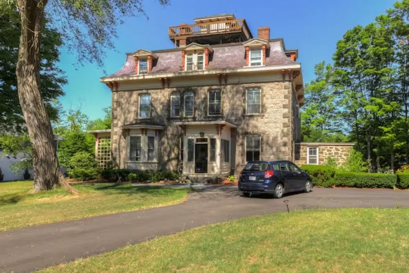 3Bd Suite in Small Castle House - Image 1
