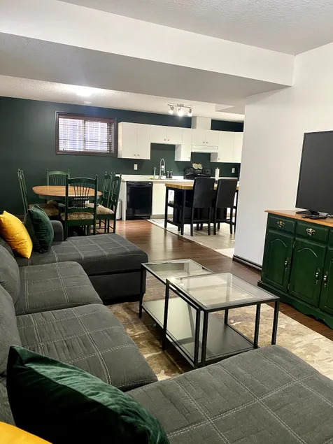 Minutes from NAIT, Kingsway, Northlands, & More! - Image 1