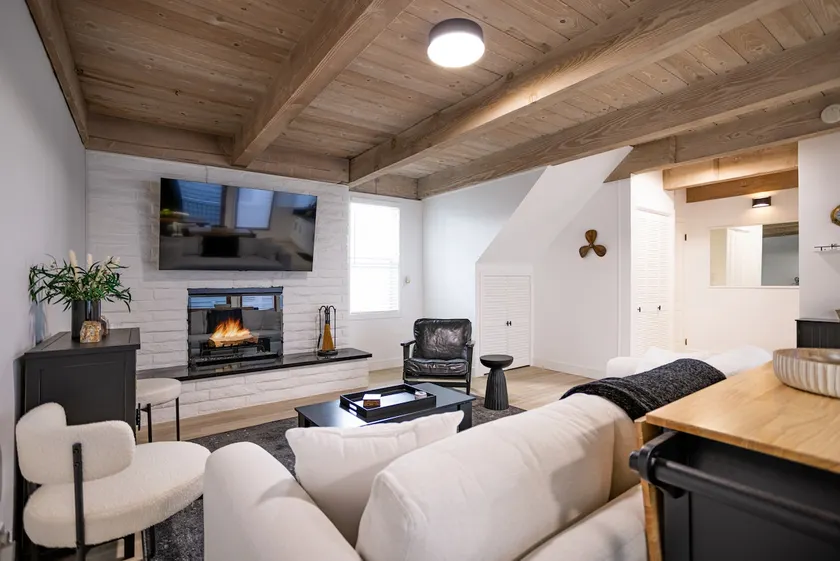 Modern Beachside Getaway - Image 1