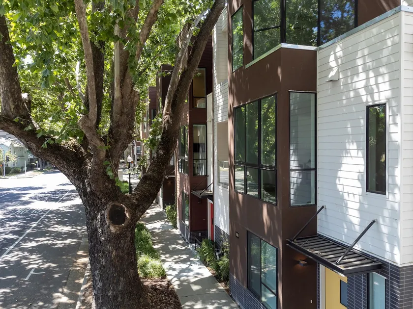 Treehouse on 5th! (Rooftop Patio) 5.5 blks to G-1! - Image 1