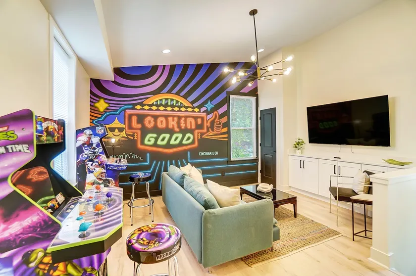 Hot Tub, Firepit, 5 min to DT, Game Room, Parking - Image 1