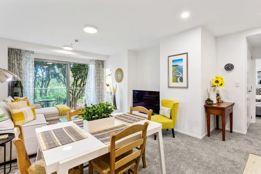 Hideaway Apartment with pool and free parking - Image 1
