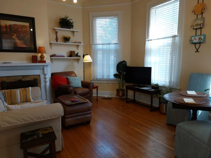 Vintage style w/modern comforts - Image 1