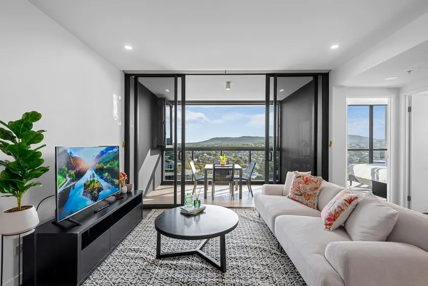 Spacious 3BR Near Stadium w Views, Pool and Car Park - Image 1