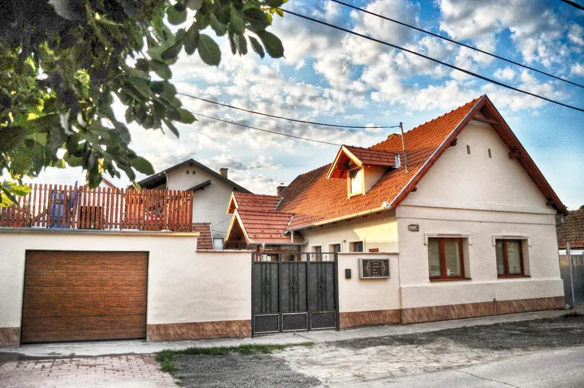 Golden Villa - Image 1