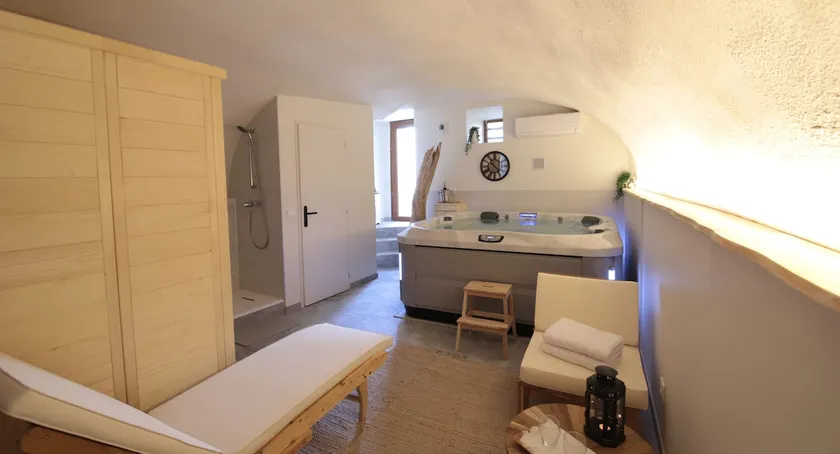 Upscale cottage with private Jacuzzi and sauna - Image 1