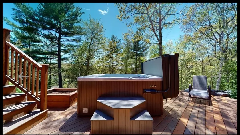 Fall River Oasis Private Guest Suite Hot Tub - Image 1