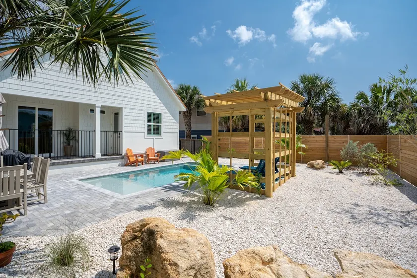 Floridian Bungalow•2 Min Walk to Beach•Heated Pool - Image 1