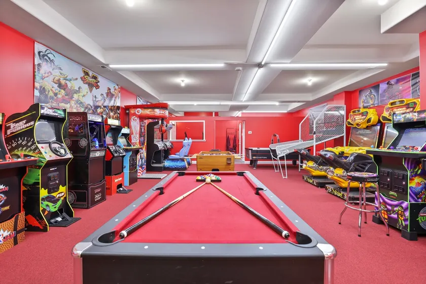 Belmont Pleasures - hot tub / arcade gaming room - Image 1