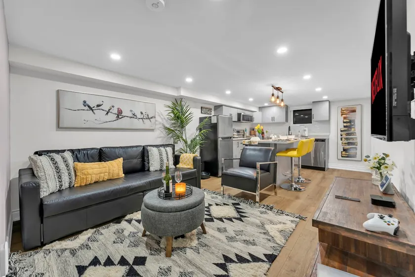 2BR No Stairs | Parking + Pets | 15 min Downtown - Image 1
