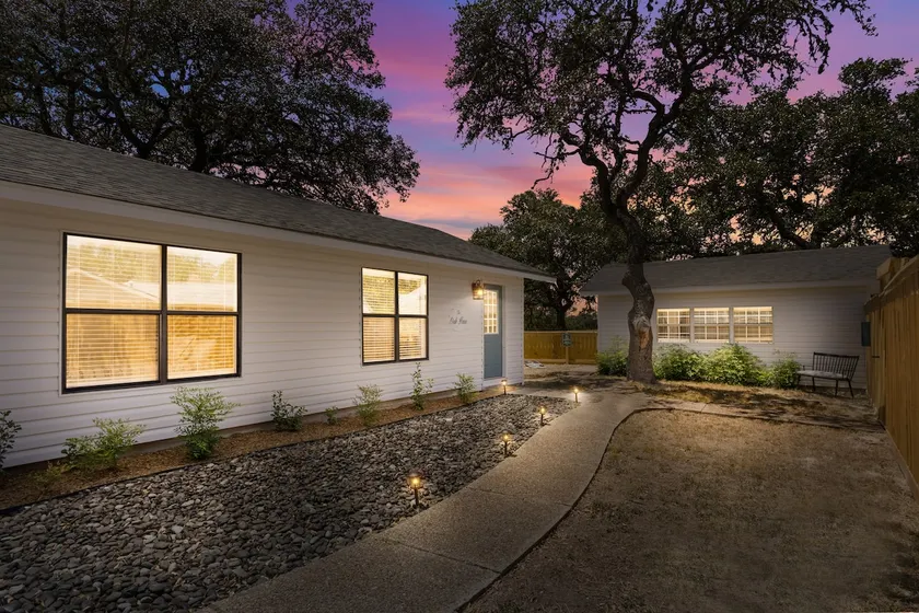 The Oak Haus ~ Hill Country escape - Image 1