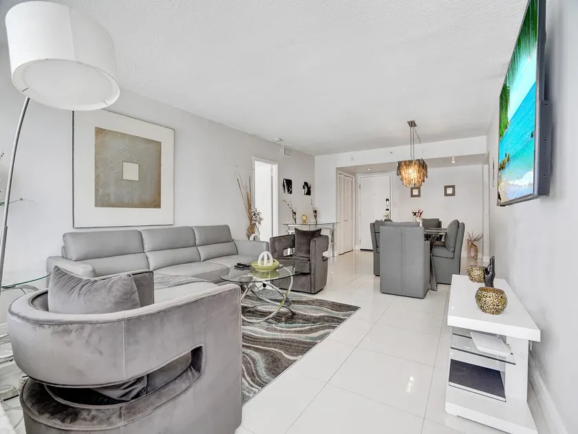Fantastic condo w beach service 615 - Image 1