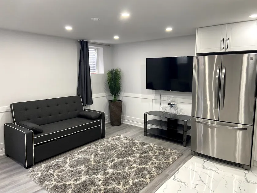 Cozy newly renovated one bedroom apt - Image 1