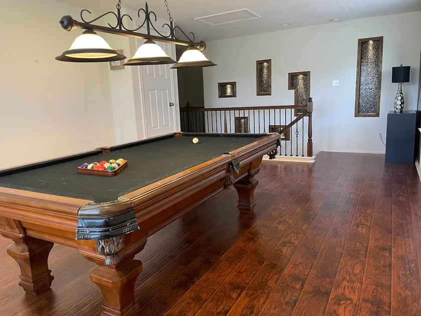 5 bedroom 281/Evans Gated Game Area & pool table - Image 1