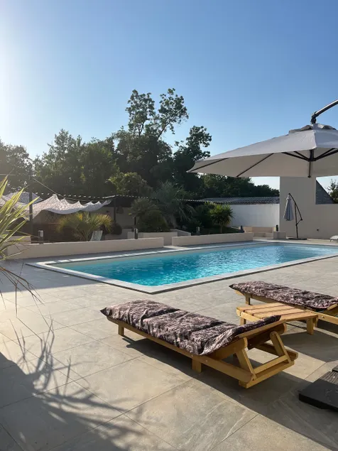 Quiet residence with pool next to the sea - Image 1