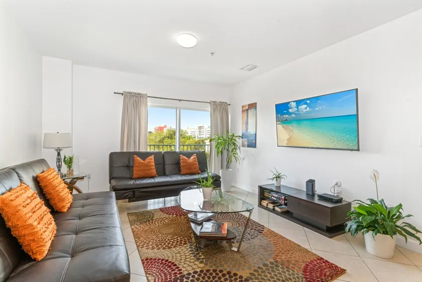 Walkable Coral Gables 3BR Retreat - Image 1