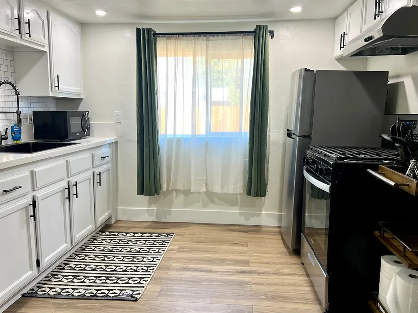 Charming Guest House in East Sac - Image 1