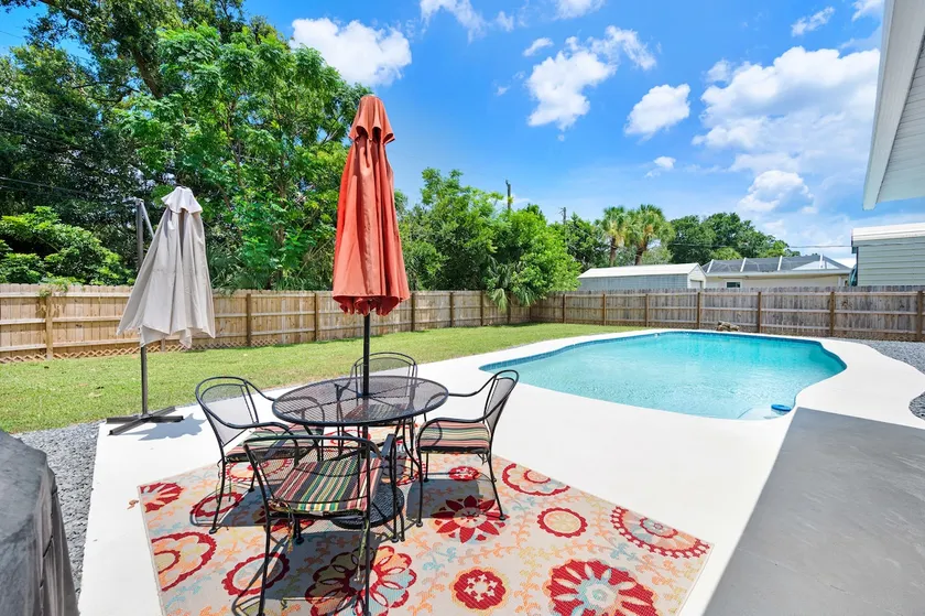 Private Retreat with Pool, Walk to River - Image 1