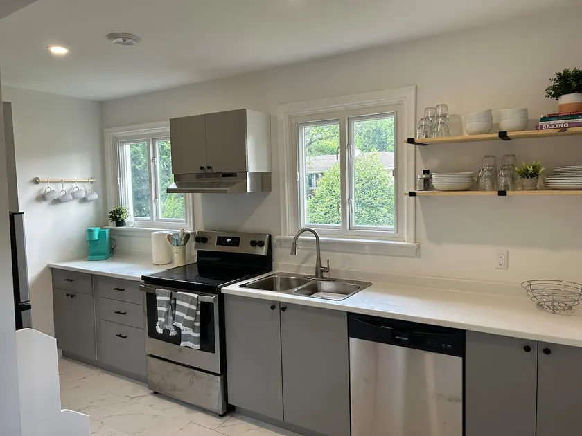 Clean, Simple 5 bedroom Home in Ideal Location - Image 1