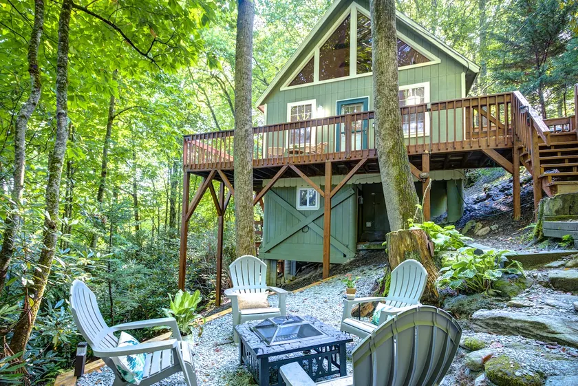 Treetop Hideaway | Chalet Nestled in the Mountains - Image 1