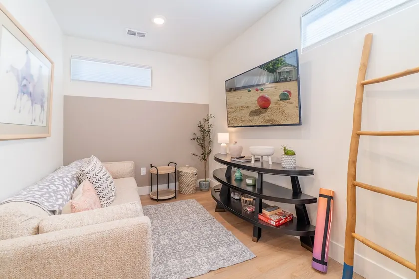 Reno Oasis: Stylish 1-Bedroom Escape - Image 1