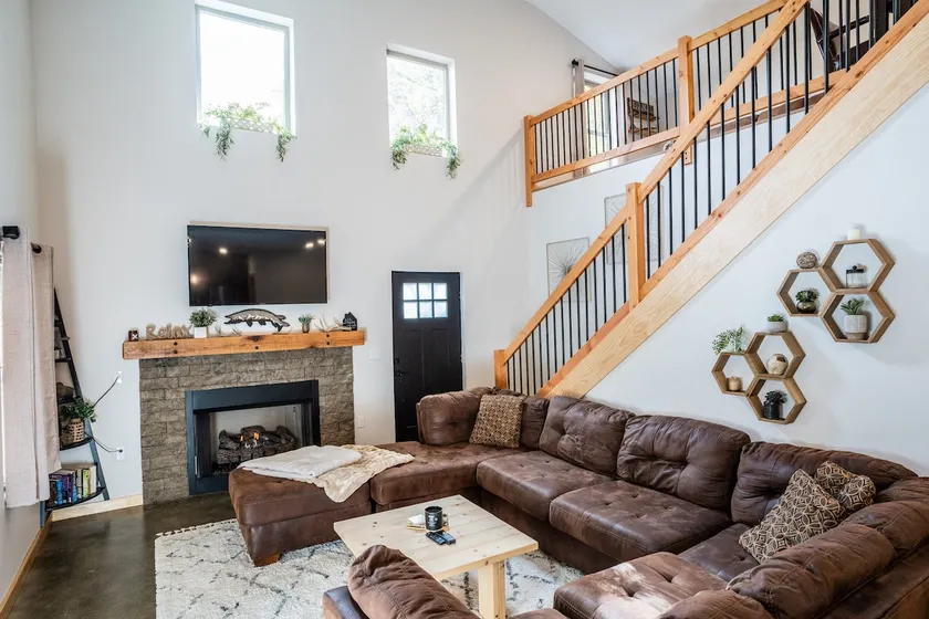 Cozy barndominium wooded getaway - Image 1