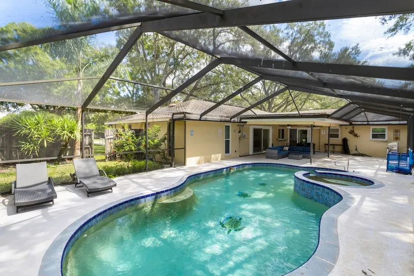 Spacious Modern Home 4BR/12PPL/Saltwater Pool /Spa - Image 1