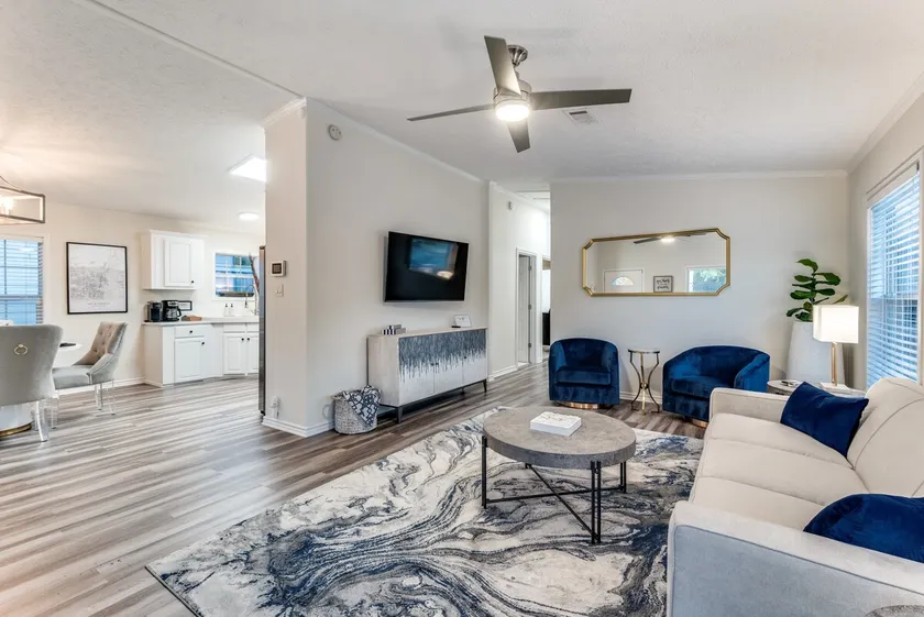 *5 min. walk to Downtown McKinney* & Pet friendly! - Image 1