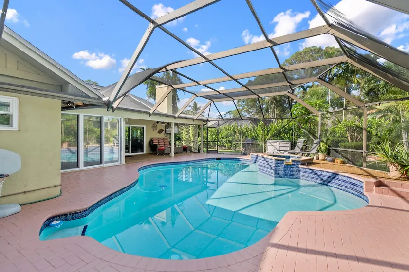 King-bed Secluded Pool home - Image 1