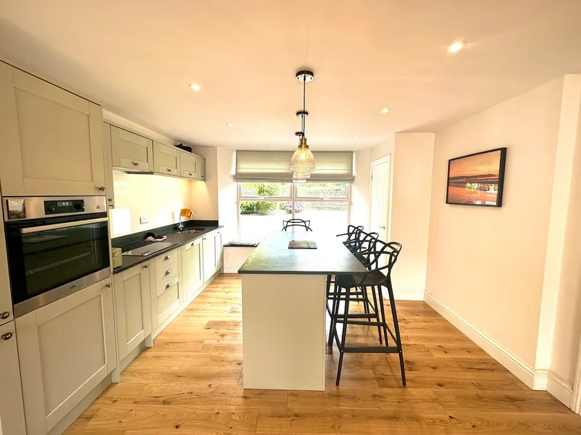 Bright & spacious ground floor garden maisonette - Image 1