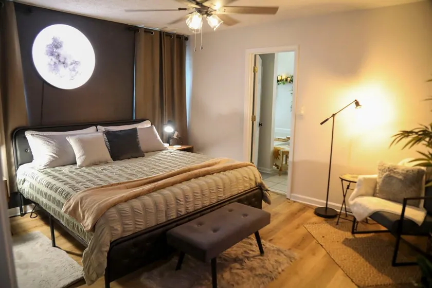 Enchantress Lake Cottage | KING BED | Sleeps 10 - Image 1